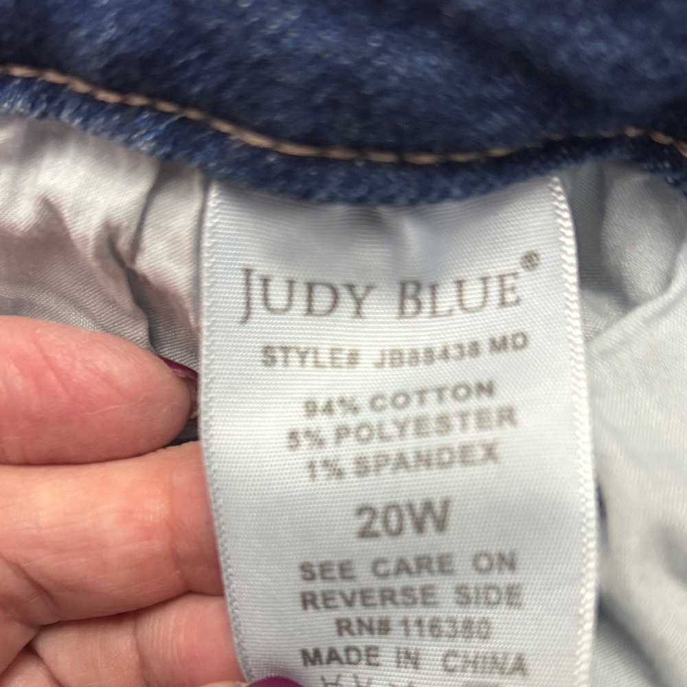 Judy blue Distressed Blue Jeans. Size 20 W. - Picture 6 of 7